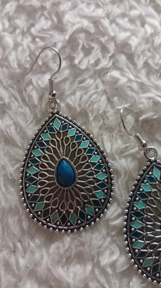 Orecchini argentati con dettagli blu