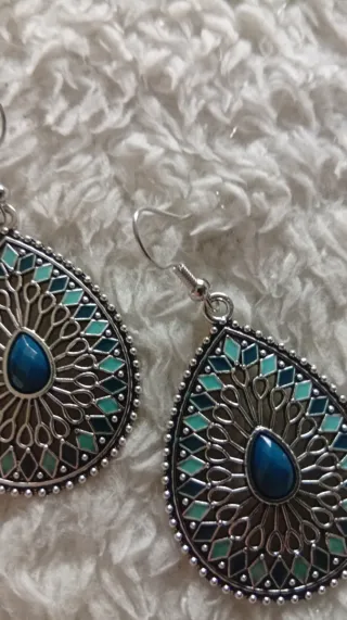 Orecchini argentati con dettagli blu