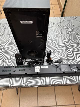 Barra de sonido LG con subwoofer y mando distancia