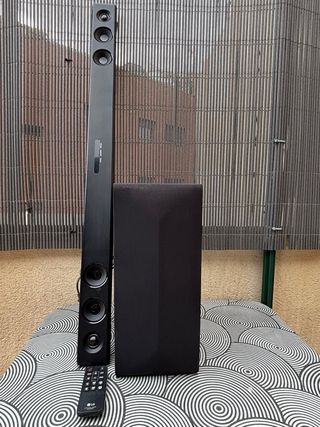 Barra de sonido LG con subwoofer y mando distancia
