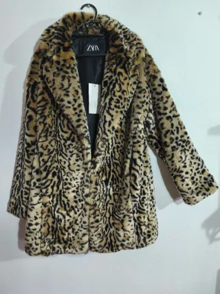 Abrigo Zara estampado animal print