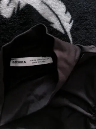 Top negro de manga larga con fruncido