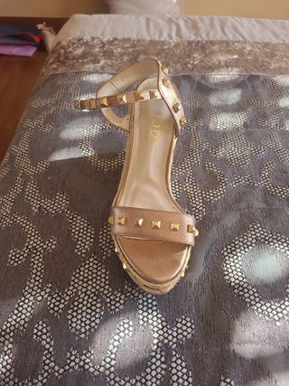 Sandalias Lodi doradas con tachuelas