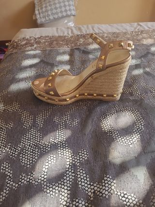 Sandalias Lodi doradas con tachuelas