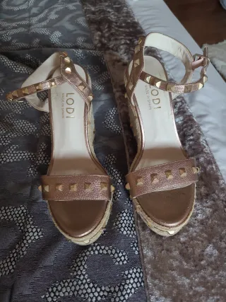 Sandalias Lodi doradas con tachuelas