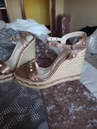 Sandalias Lodi doradas con tachuelas