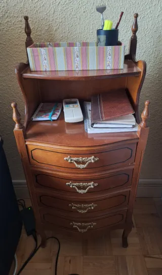 Mesa auxiliar de madera