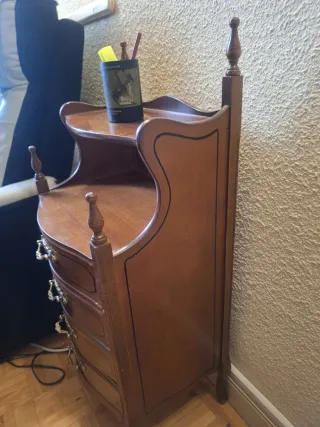 Mesa auxiliar de madera