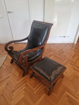 Sillón antiguo de cuero y madera