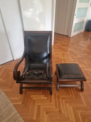 Sillón antiguo de cuero y madera