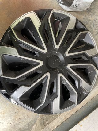 Tapacubos negros y plateados