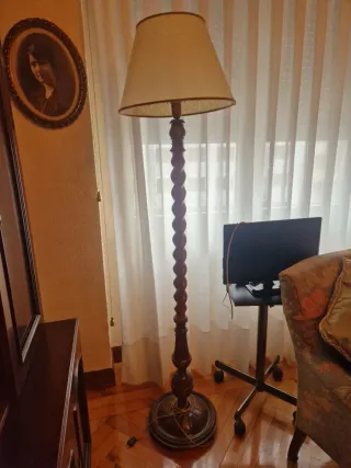 Lámpara de pie madera torneada centenaria