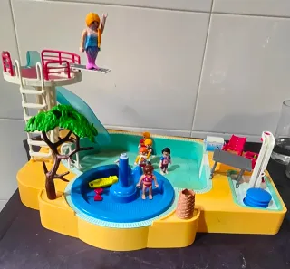 Piscina Playmobil con figuras