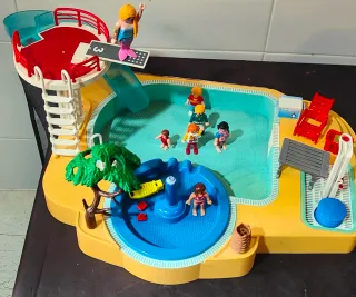 Piscina Playmobil con figuras