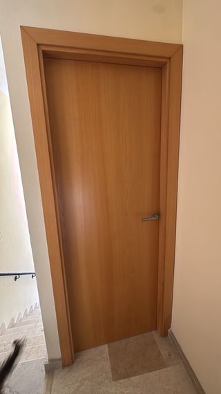 Puerta para vivienda de aglomerado.