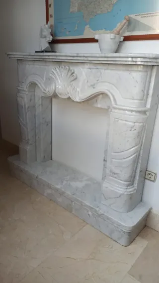 Chimenea de mármol blanco con vetas grises