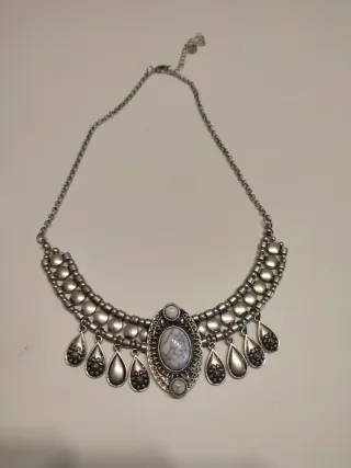 Collar plateado con piedras blancas grisáceas.