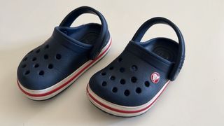 Crocs niño talla 6 azul
