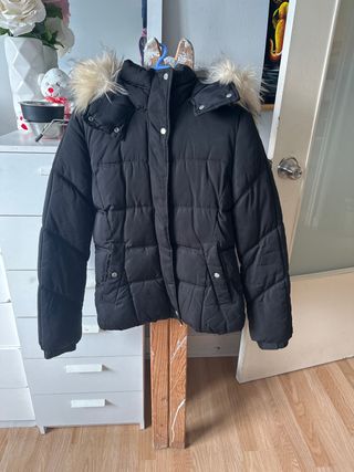 Chaqueta negra con capucha y pelo