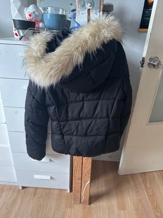 Chaqueta negra con capucha y pelo