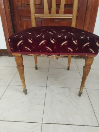 Silla de madera estilo modernista