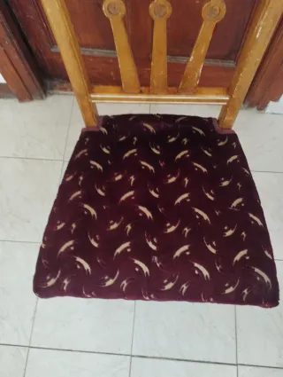 Silla de madera estilo modernista