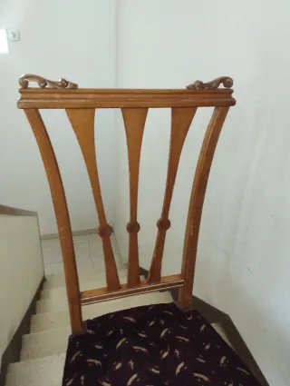 Silla de madera estilo modernista