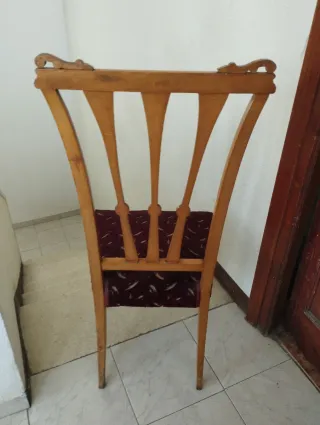 Silla de madera estilo modernista