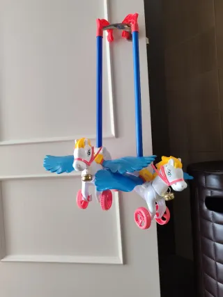 Caballito andador con alas