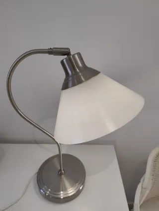 Lámpara de mesa IKEA KROBY metal y cristal.