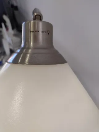 Lámpara de mesa IKEA KROBY metal y cristal.