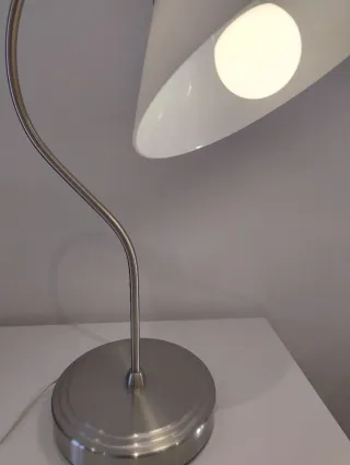 Lámpara de mesa IKEA KROBY metal y cristal.