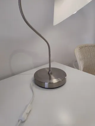 Lámpara de mesa IKEA KROBY metal y cristal.