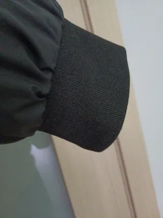 Chaqueta negra con capucha