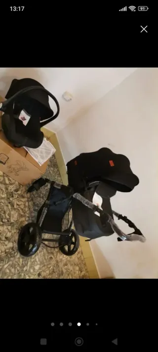 Carrito de bebé y silla de coche negro