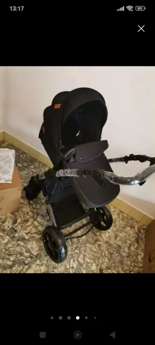 Carrito de bebé y silla de coche negro