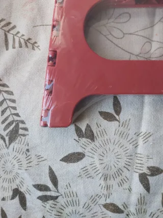 Taburete plegable rojo con puntos blancos