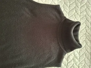 Top cuello alto sin mangas con pedrería