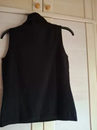 Top cuello alto sin mangas con pedrería