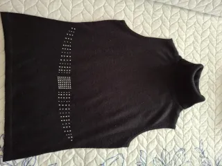 Top cuello alto sin mangas con pedrería