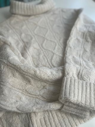 Jersey Stradivarius trenzado cuello alto