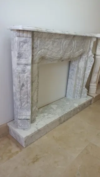 Chimenea de Mármol Brando con Vetas grises .