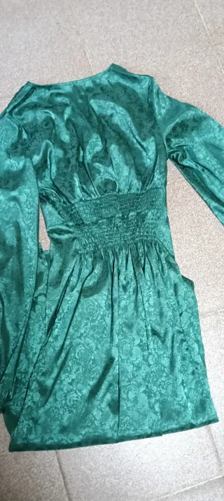 Vestido verde de raso con estampado