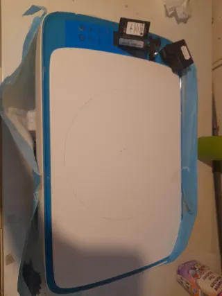 Impresora HP azul y blanca