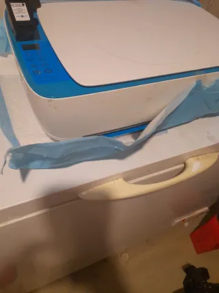 Impresora HP azul y blanca