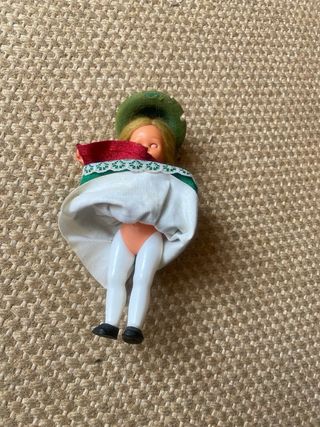 Boneca pequena,antiga com chapéu verde