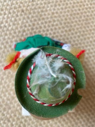 Boneca pequena,antiga com chapéu verde