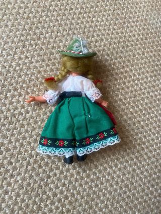 Boneca pequena,antiga com chapéu verde