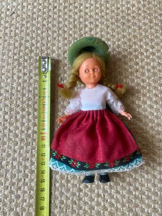 Boneca pequena,antiga com chapéu verde