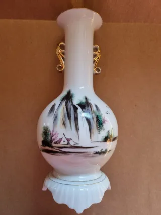 Vaso in porcellana con manici dorati